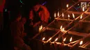Anak-anak menyalakan lampu minyak saat perayaan tumbilotohe atau penyalaan berjuta lampu minyak di akhir Ramadan di Kota Gorontalo, Jumat (31/5/2019). Ribuan warga tumpah ruah ke sejumlah tempat untuk menyaksikan indahnya hiasan lampu temaram tersebut. (Liputan6.com/Arfandi Ibrahim)