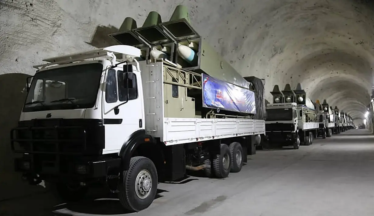 Rudal antikapal Noor dipajang selama peresmian pangkalan rudal bawah tanah di Teluk Persia, Iran, 8 Januari 2021. Panglima IRGC Mayor Jenderal Hossein Salami menyebut pangkalan ini untuk mempertahankan keutuhan wilayah, kemerdekaan negara, dan pencapaian Revolusi Islam. (SEPAHNEWS/AFP)