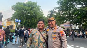 Tak Ada Water Cannon, Mbah Con Kawal Demo Pakai Guyonan dan Air Mineral