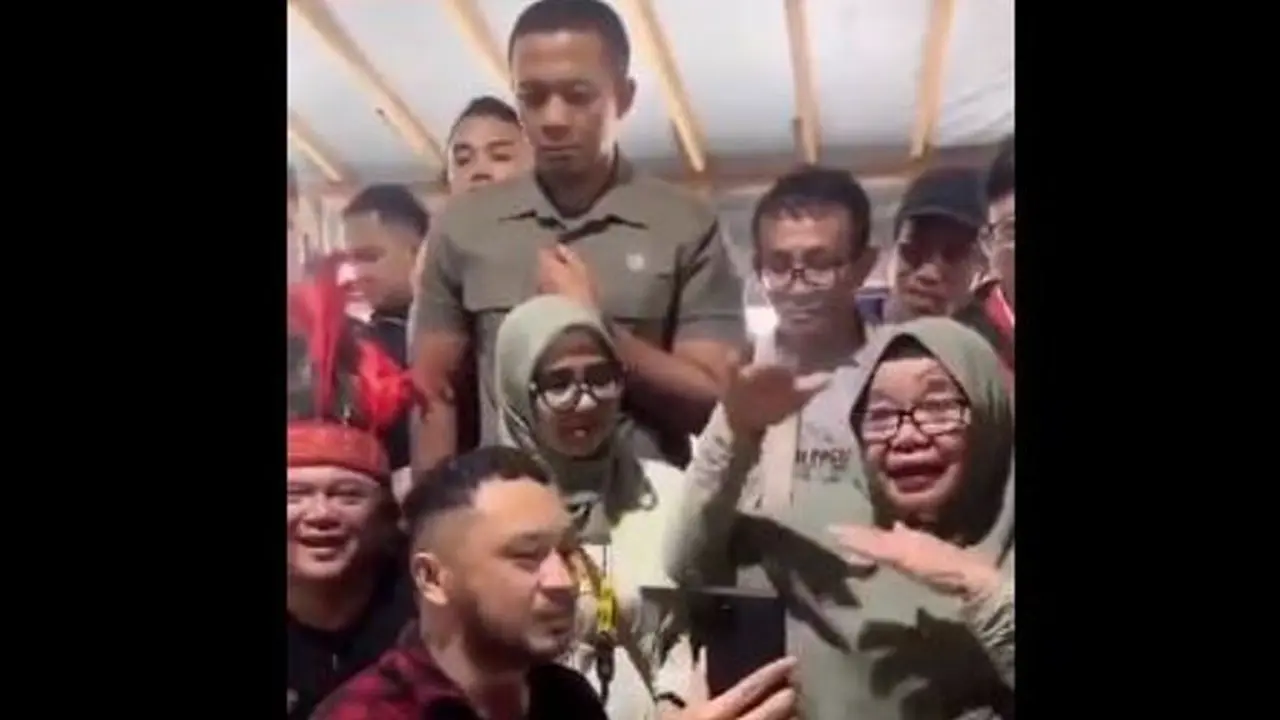 Heboh Emak-Emak Klaim Dukung Anies Baswedan di Depan Giring dan Para Petinggi PSI