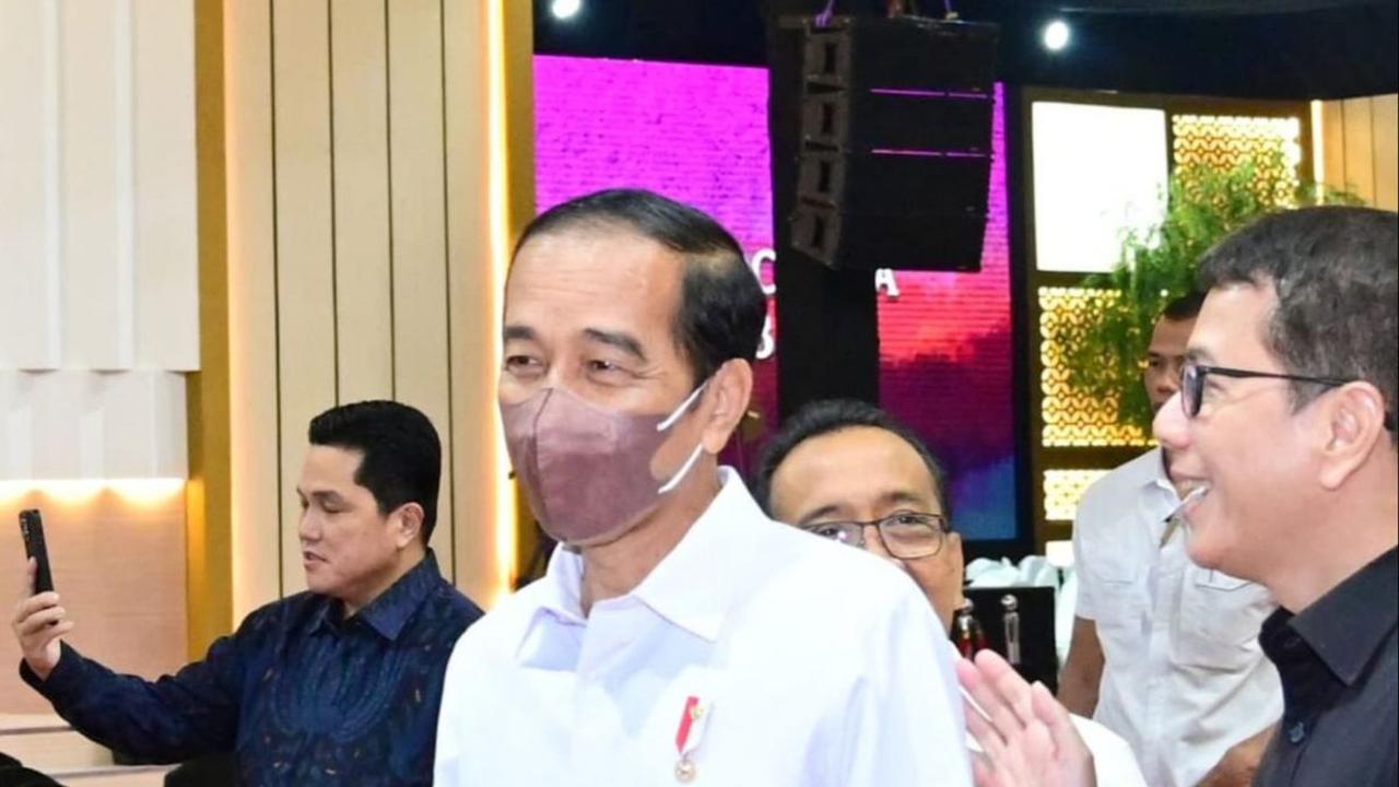 FOTO: Momen Jokowi Kembali Pakai Masker di Tengah Buruknya Polusi Udara Jakarta