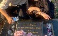 Momen Angelina Sondakh Ajak Anak Ziarah ke Makam Adjie Massaid, Pose Keanu Cium Nisan Sang Ayah Bikin Haru