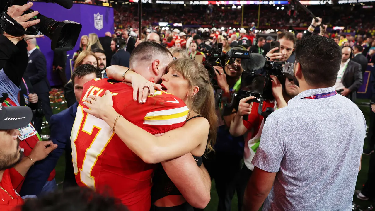 Foto: Pelukan Hangat Taylor Swift untuk Sang Kekasih Travis Kelce saat Juara Super Bowls LVIII Bareng Kansas City Chiefs