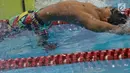 Perenang Indonesia, Jendi Pangabean saat tampil pada Asian Para Games cabang renang nomor 100 meter gaya punggung S9 di Stadion Aquatic, Jakarta, Kamis (11/10). (Bola.com/Vitalis Yogi Trisna)