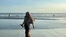 Bermain di pantai, Adiba terlihat syari dan feminin. Dia tampil mengenakan tunik bermotif dengan skirt yang membuatnya terliha anggun dan adem