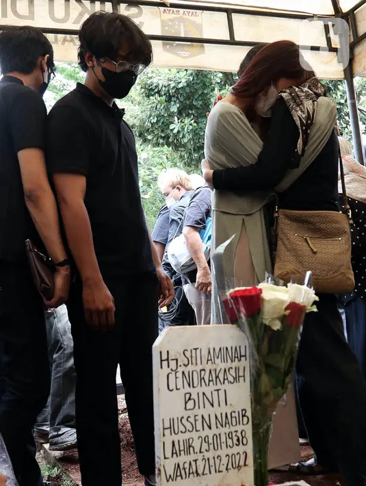 Tangis keluarga dan kerabat saat prosesi pemakaman aktris senior Aminah Cendrakasih atau Mak Nyak di Taman Pemakaman Umum Karet Bivak, Jakarta, Kamis (22/12/2022). Pemeran Mak Nyak dalam Si Doel Anak Sekolahan meninggal dunia pada 21 Desember 2022 pukul 19.40 WIB karena mengidap penyakit glaukoma yang sudah menahun. (Liputan6.com/Herman Zakharia)