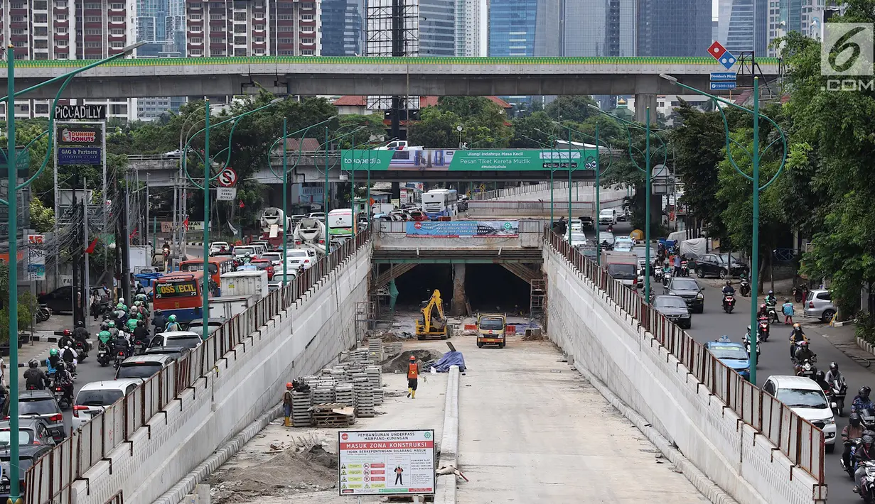 Pemandangan proyek pembangunan Underpass Mampang di Jakarta, Senin (12/3). Pembangunan Underpass Mampang ini telah mencapai 90 persen dan ditargetkan selesai pada April 2018. (Liputan6.com/Immanuel Antonius)