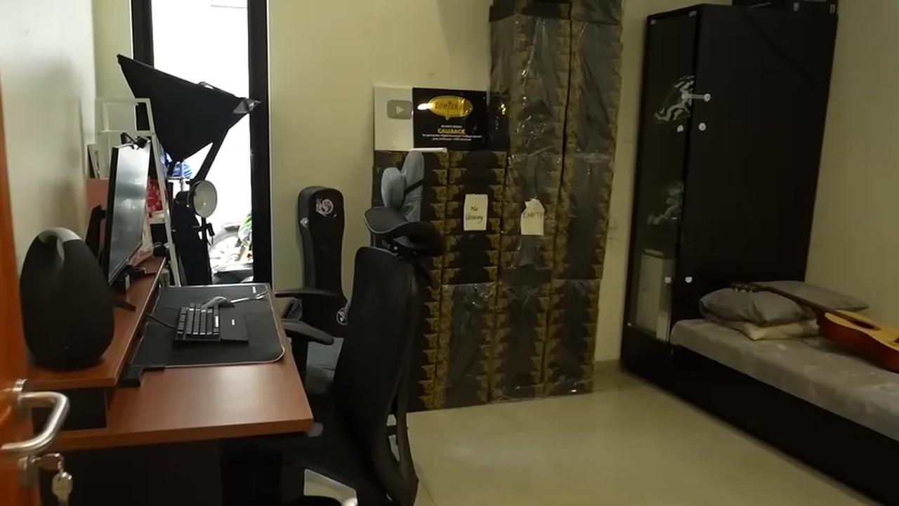 Di rumah Rigen juga ada ruangan studio. Ruangan ini biasa digunakan Rigen untuk main game.  Tampak ada seperangkat komputer dengan meja dan kursi.