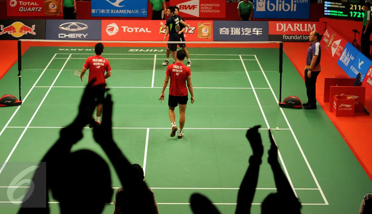 Ganda putra Jepang, Hiroyuki Endo/Kenichi Hayakawa berpelukan usai mengandaskan Angga Pratama/Ricky K Suwardi di Total BWF World Championships 2015 di Jakarta, Jumat (14/8/2015). Angga/Ricky menyerah 17-21, 21-14, 18-21. (Liputan6.com/Helmi Fithriansyah)