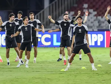 Pemain timnas Indonesia melakukan pemanasan jelang latihan resmi laga lanjutan babak ketiga kualifikasi Piala Dunia 2026 zona Asia grup C di Stadion Utama Gelora Bung Karno, Senayan, Jakarta, Senin (18/11/2024). (Liputan6.com/Angga Yuniar)