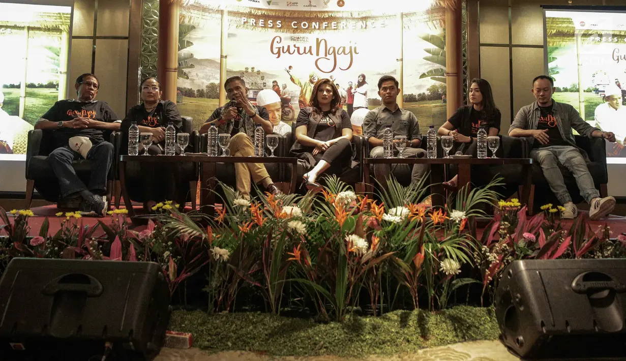 Para pemain dan produser film Guru Ngaji saat memberi keterangan dalam jumpa pers di Jakarta, Senin (19/2). Film Guru Ngaji bercerita tentang toleransi, keluarga, tenggang rasa, keikhlasan, dan tanggung jawab. (Liputan6.com/Faizal Fanani)