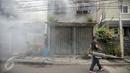 Petugas melakukan pengasapan (fogging) di kelurahan Menteng, Jakarta, Senin (8/2). Pengasapan oleh petugas puskesmas setempat itu dilakukan untuk mencegah wabah penyakit demam berdarah yang kerap muncul pada peralihan musim. (Liputan6.com/Faizal Fanani)