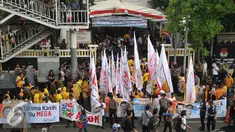Para pendukung Cagub DKI Jakarta Ahok dan Djarot membawa bendera saat berada di KPUD DKI Jakarta, Rabu, (21/9). Cagub DKI Jakarta Ahok-Djarot akan mendaftarkan diri ke KPU DKI. (Liputan6.com/Gempur M Surya)