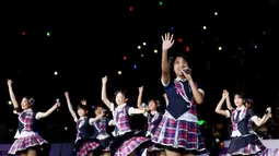 Penampilan JKT48 saat acara Grand Final AXIS Nation Cup 2023 di Istora Senayan, Jakarta, Minggu (15/10/2023). Kehadiran grup idola top Indonesia disambut teriakan bergemuruh ribuan penonton yang sudah menunggu selama berjam-jam. (Bola.com/M Iqbal Ichsan)