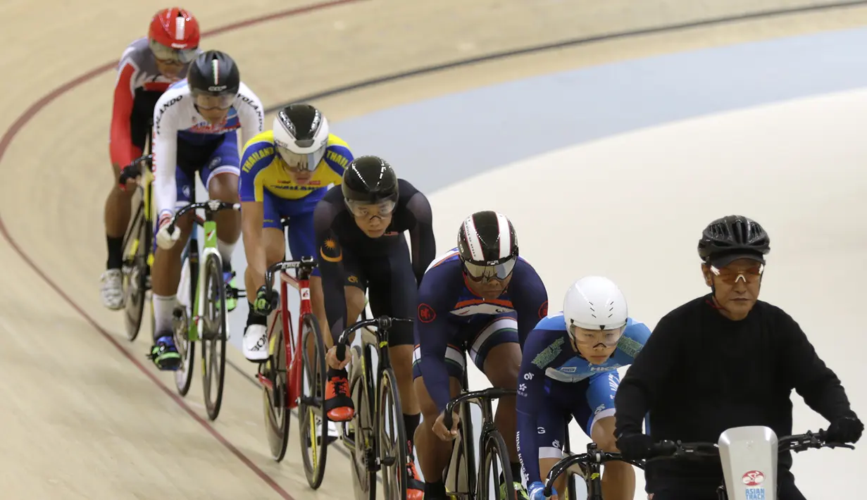 Para pesepeda bersiap tampil  pada nomor Men Junior Keirin saat Asian Track Championship 2019 di Jakarta International Veledrome, Jakarta, Kamis (10/1). Kejuaran balap sepeda ini akan berlangsung hingga Minggu (13/1). (Bola.com/Yoppy Renato)