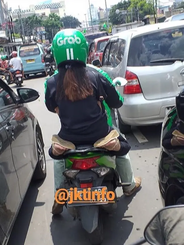 7 Pose Nyeleneh Emak-Emak saat Dibonceng Motor Ini Bikin Ketawa