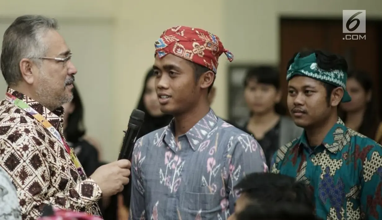 Deputi Pemberdayaan Pemuda Kemenpora Faisal Abdullah melakukan sesi tanya jawab dengan peserta Kirab Pemuda 2018 di Gedung PP-PON Cibubur, Jakarta, Kamis (30/8). Napak tilas ke 100 akan dimulai pada 5 September mendatang. (Merdeka.com/Iqbal S. Nugroho)