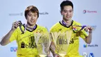 Pebulutangkis ganda putra Indonesia, Marcus Fernaldi Gideon dan Kevin Sanjaya Sukamuljo berpose menunjukkan medali mereka usai bertanding pada final BWF Dubai Super Series Finals 2017 di Hamdan Sports Complex, Dubai, Minggu (17/12). (GIUSEPPE CACACE/AFP)