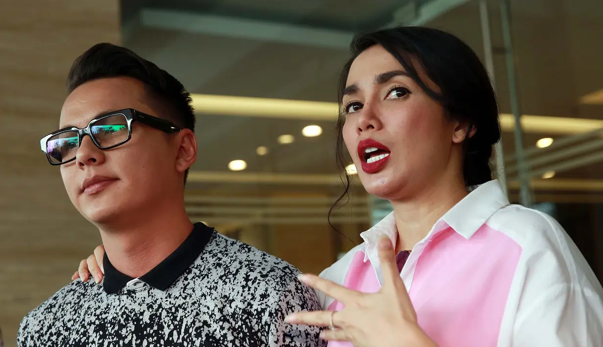 "Kalau yang sekarang ngidamnya lebih aneh-aneh. Pengen lihat aku rambutnya panjang. Pesan ketoprak dari sore mau ke malam, saat tokonya tutup mau nangis. kalau sekarang ada pesan makan harus dapat,” terang Andika. (Deki Prayoga/Bintang.com)