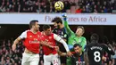 Kiper Crystal Palace, Wayne Hennessey, menghalau bola saat melawan Arsenal pada laga Premier League 2019 di Stadion Emirates, Minggu 927/10). Kedua tim bermain imbang 2-2. (AP/Leila Coker)