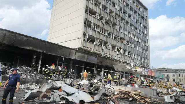 Serangan rudal mematikan Rusia di Vinnytsia, Ukraina, Kamis, 14 Juli 2022 membuat bangunan hancur. (AP Photo/Efrem Lukatsky)