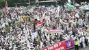 Massa Aksi solidaritas Rohingya membentangkan spanduk sambil memutari kawasan Bundaran HI, Jakarta, Rabu (6/9). Dengan membawa spanduk bertuliskan save Rohingya, massa berteriak untuk mengusir Myanmar dari Indonesia. (Liputan6.com/Immanuel Antonius)