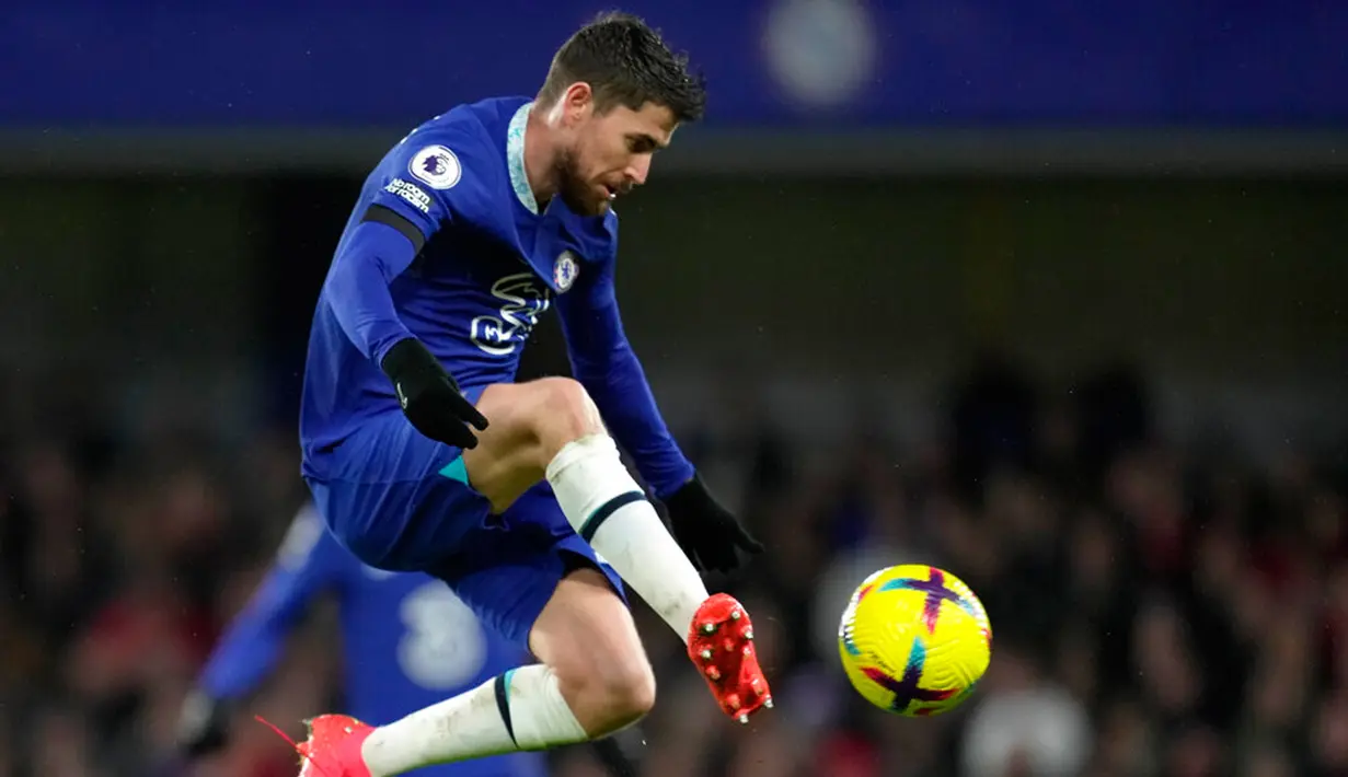 Pemain Chelsea Jorginho menendang bola saat melawan Bournemouth pada pertandingan sepak bola Liga Inggris di Stadion Stamford Bridge, London, Inggris, 27 Desember 2022. Chelsea mengalahkan Bournemouth dengan skor 2-0. (AP Photo/Kin Cheung)