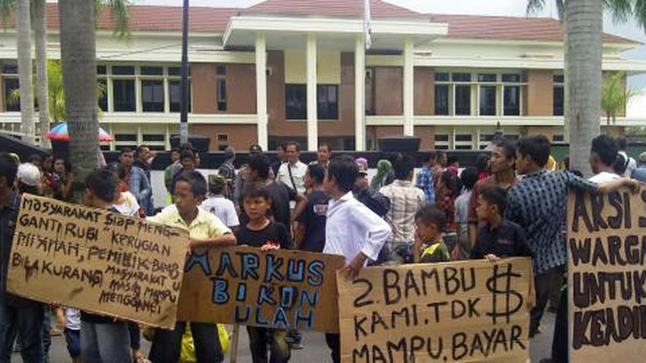 Warga bawa 50 bambu hadiri sidang dua pemotong bambu