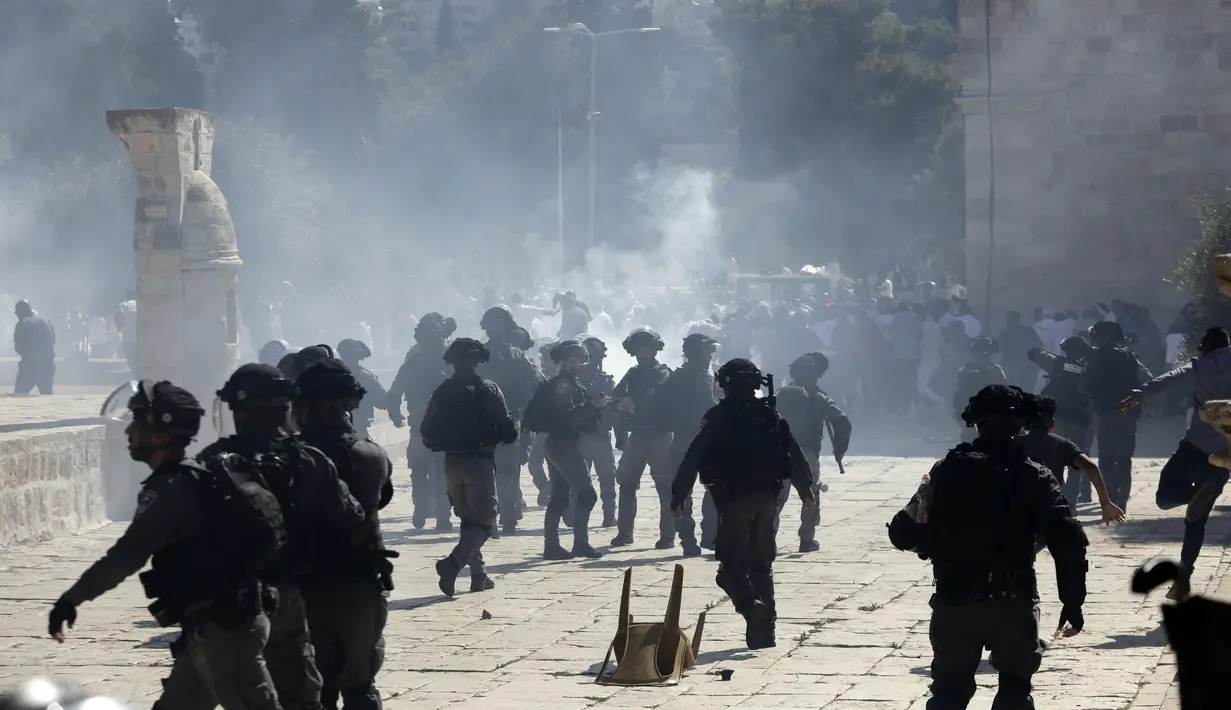 Suasana bentrokan antara Polisi Israel dan jemaah muslim Palestina di kompleks masjid al-Aqsa di Yerusalem (11/8/2019). Ketegangan terjadi saat dua keyakinan, Islam dan Yahudi sama-sama sedang melakukan perayaan hari besar di komplek The Dome of the Rock. (AP Photo/Mahmoud Illean)
