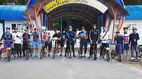 Para pesepak bola nasional kompak bersepeda bersama di Makassar. (Bola.com/Abdi Satria)
