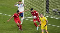 Mehdi Taremi. Striker Timnas Iran berusia 30 tahun ini sukses membuat satu gol lewat eksekusi penalti di Piala Dunia 2022 pada matchday pertama Grup B menghadapi Timnas Inggris (21/11/2022) yang berkesudahan 6-2 untuk kemenangan Three Lions. Penalti terjadi saat injury time babak kedua memasuki menit ke-13 di mana Iran telah tertinggal 1-6. Total Mehdi Taremi mencetak dua gol dalam laga tersebut. (AP/Pavel Golovkin)