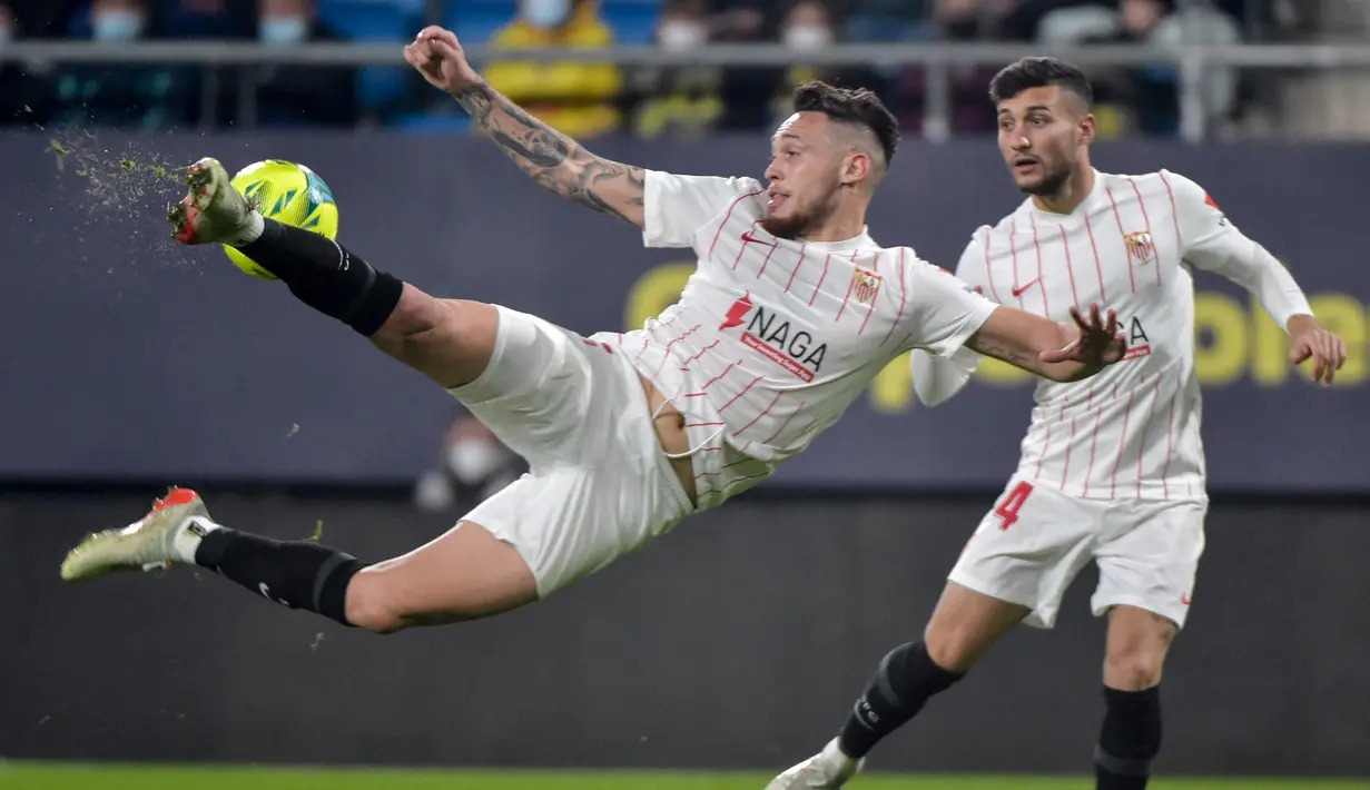 Lucas Ocampos. Sayap kiri Argentina berusia 28 tahun yang telah memperkuat Sevilla selama 3 musim ini memiliki nilai pasar 25 juta euro atau setara Rp376 milar. Ia didatangkan dari Marseille pada awal musim 2019/2020 dengan nilai transfer 15 juta euro dan masih terikat kontrak hingga Juni 2024. Hingga kini ia telah tampil dalam 131 laga bersama Sevilla di semua ajang dengan torehan 34 gol dan 15 assist. Saat ini ia dan rekannya Youssef En-Nesyri tengah diminati oleh West Ham United di bursa transfer musim panas 2022/2023. (AFP/Cristina Quicler)
