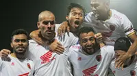 Para pemain PSM Makassar berselebrasi setelah Wiljan Pluim membuka keunggulan pada awal babak pertama dalam laga melawan Madura United pada lanjutan BRI Liga 1 20922/2023, Jumat (31/3/2023) malam WIB di Stadion Gelora Ratu Pamelingan, Pamekasan, Jawa Timur. (Bola.com/Wahyu Pratama)