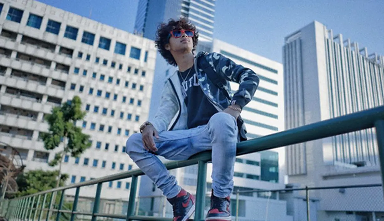 “Bukan belum siap (untuk kuliah). Papa dan mama kan nggak kerja, pendapatan semua dari Babas,” kata Babas, biasa Bastian disapa di Kawasan Tendean, Jakarta Selatan, Selasa (12/9/2017). (Instagram/bastiansteel)