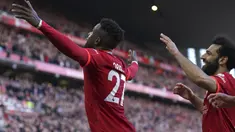 Penyerang Liverpool, Divock Origi (kiri) berselebrasi setelah mencetak gol kedua timnya ke gawang Everton selama pertandingan lanjutan Liga Inggris di stadion Anfield di Liverpool, Inggris, Minggu (24/4/2022). Liverpool menang atas Everton dengan skor 2-0. (AP Photo/Jon Super)