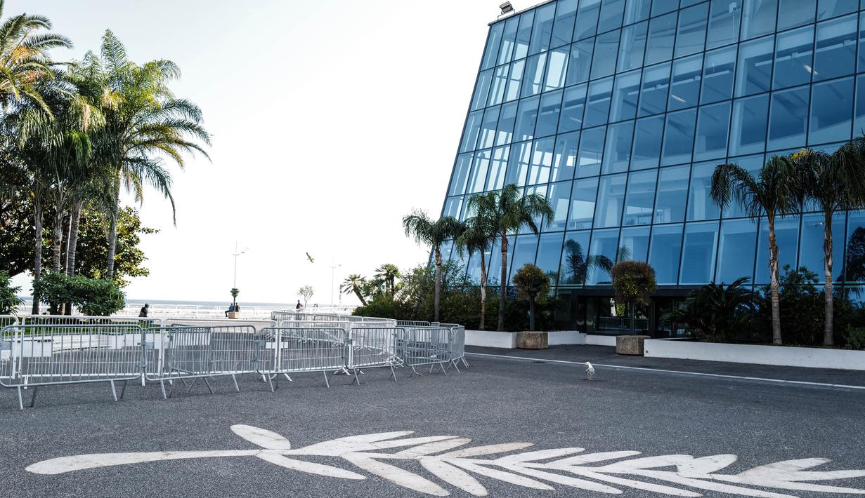 Foto yang diabadikan pada 18 April 2020 ini menunjukkan Palais des Festivals yang kosong di Cannes, Prancis. Salah satu festival film terbesar di dunia yang sedianya berlangsung pada 12-23 Mei 2020 ini tidak akan berlangsung dalam "bentuk aslinya" akibat pandemi COVID-19. (Xinhua/Serge Haouzi)
