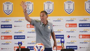 Pelatih Timnas Indonesia U-23, Gerald Vanenburg, saat sesi konferensi pers selepas duel melawan Timnas Filipina U-23 pada lanjutan Piala AFF U-23 2025 di Stadion Utama Gelora Bung Karno, Jakarta, Jumat (18/7/2025). (Bola.com/Muhammad Iqbal Ichsan)