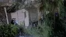 Sejumlah turis saat mengunjungi Kuil Tao di gua Gunung Yinhe di distrik Xindian, Kota Taipei Baru, Taiwan (29/12/2019). Kuil Tao ini menawarkan keindahan alamnya yang sejuk karena berada di pegunungan Yinhe di distrik Xindian di Kota Taipei Baru. (AFP Photo/Sam Yeh)