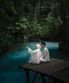 Dinda Hauw dan Rey Mbayang di Kalibiru Raja Ampat. [Foto: Instagram/reymbayang]