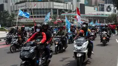 Buruh melakukan konvoi menggunakan sepeda motor di Bundaran Hotel Indonesia untuk mengikuti unjuk rasa di depan Gedung DPR, Jakarta, Rabu (10/8/2022). Dalam aksi tersebut mereka menuntut agar pemerintah menghapus Omnibus Law. (Liputan6.com/Johan Tallo)