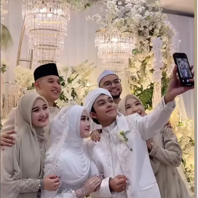 6 Potret Pernikahan Gus Zizan dan Kamila Asy Syifa, Disorot karena Masih Terlalu Muda