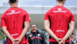 Manajer Timnas Indonesia U-22, Sumardji, memberikan pengarahan kepada pemain-pemain Garuda Muda jelang latihan perdana menuju SEA Games 2025 yang digelar di Stadion Madya Gelora Bung Karno, Jakarta, Selasa (11/11/2025) sore WIB. (Bola.com/Bagaskara Lazuardi)