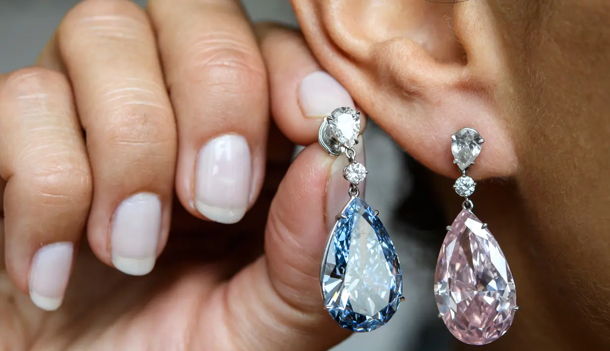 Model menunjukkan sepasang anting berlian dalam pratinjau pers oleh Balai lelang Sotheby’s di Jenewa, 11 Mei 2017. Apollo dan Artemis dijual dengan angka yang amat fantastis karena menimbang faktor kelangkaannya. (Martial Trezzini/Keystone via AP)
