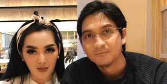 Short Caption: Lucky Hakim dan Tiara Dewi resmi bercerai setelah menjalani 8 bulan rumah tangga.