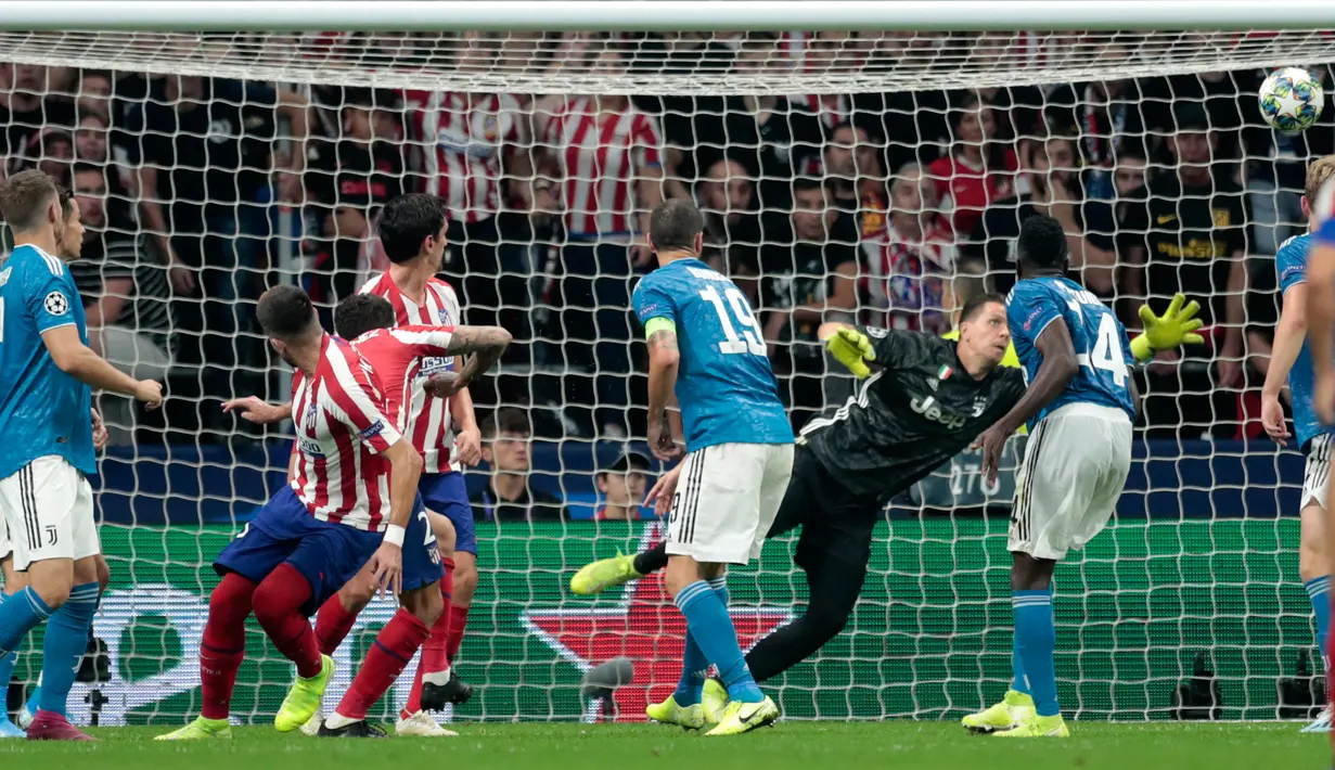 Gelandang Atletico Madrid, Hector Herrera (kedua krii) menyaksikan sundulannya membobol gawang Juventus pada pertandingan matchday pertama Liga Champions Grup D di Estadio Wanda Metropolitano, Rabu (18/9/2019). Atletico Madrid bermain imbang 2-2 saat menjamu Juventus. (AP Photo/Bernat Armangue)