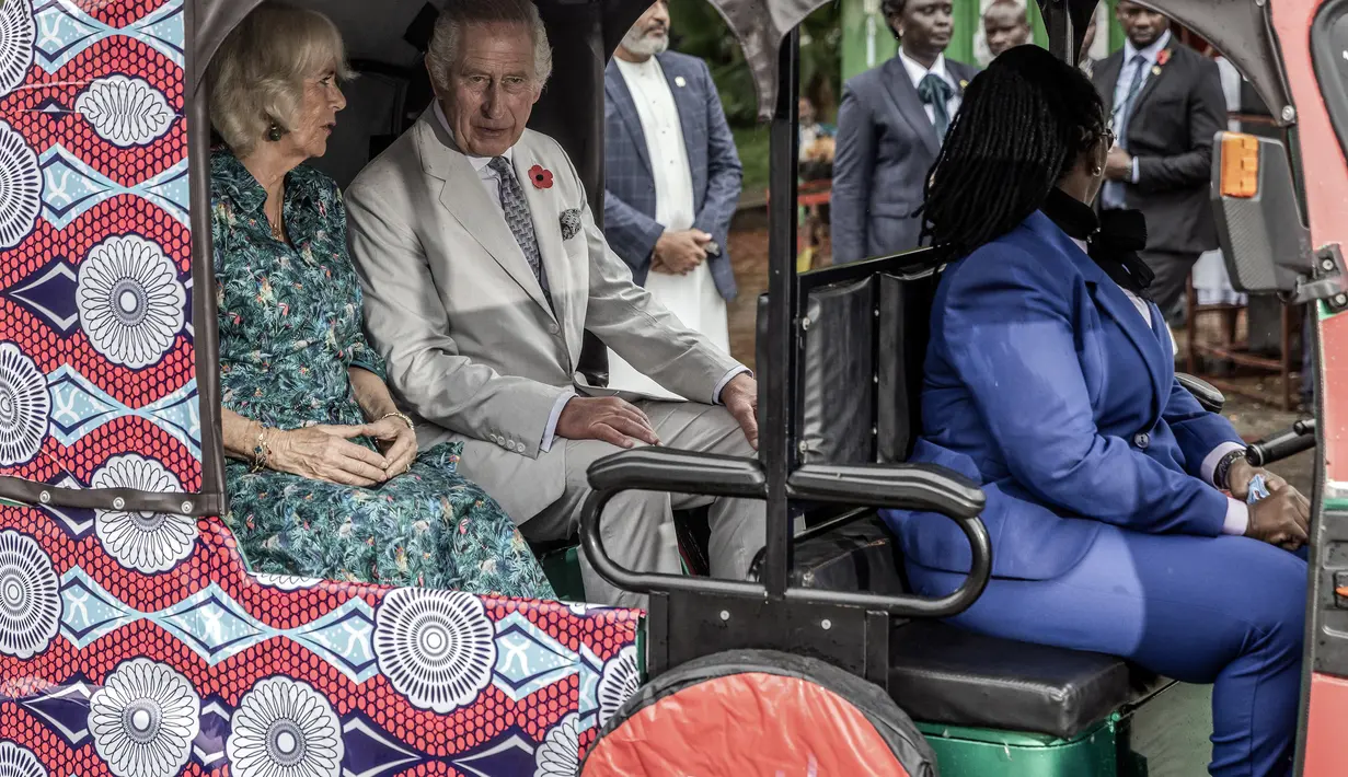 Tuk-tuk, yang merujuk pada suara mesin bensinnya, digunakan secara luas di seluruh Kenya dengan perjalanan yang biasanya memakan biaya kurang dari satu pound. (Luis Tato/AFP)