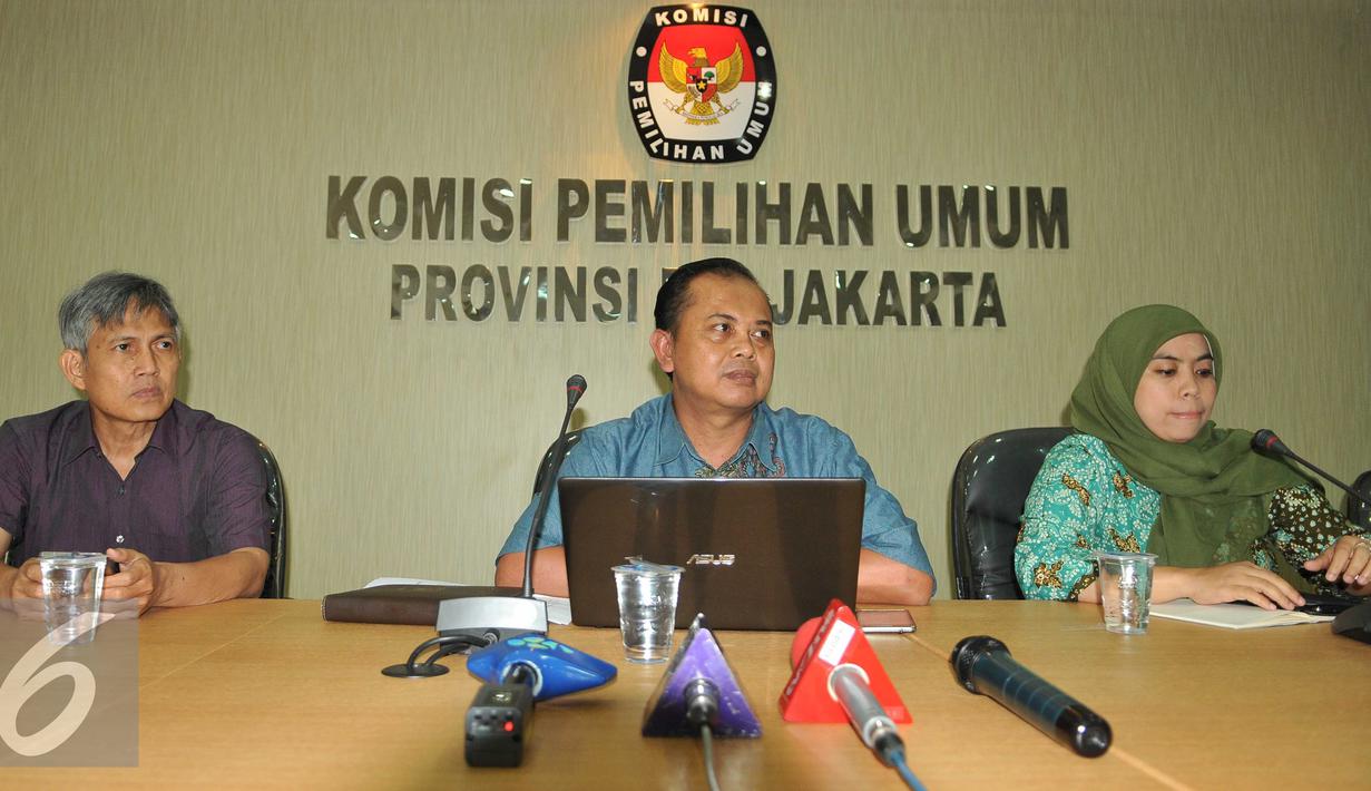 Ketua KPUD DKI Jakarta Sumarno (tengah) memberikan keterangan pers di kantor KPUD DKI Jakarta, Jumat (16/9). Sumarno mengatakan jika Ahok ingin maju dalam Pilkada DKI, wajib menyerahkan surat pernyataan bersedia cuti. (Liputan6.com/Gempur M Surya)