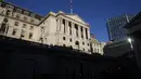 Bank of England terlhat setelah menaikkan Suku Bunga Dasar sebesar 0,5 persen menjadi 3,5 persen di London, Kamis, 15 Desember 2022. Kenaikan inflasi Inggris saat ini disebut tercepat selama 40 tahun karena biaya makanan dan energi melonjak. (AP Photo/Alastair Grant)