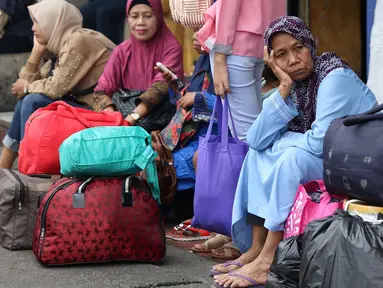 Calon pemudik menunggu untuk diberangkatkan dari Terminal Kampung Rambutan, Jakarta, Jumat (8/6). Pada H-7 Lebaran, Terminal Kampung Rambutan sudah dipadati sekitar 6.225 pemudik dengan berbagai tujuan. (Liputan6.com/Immanuel Antonius)