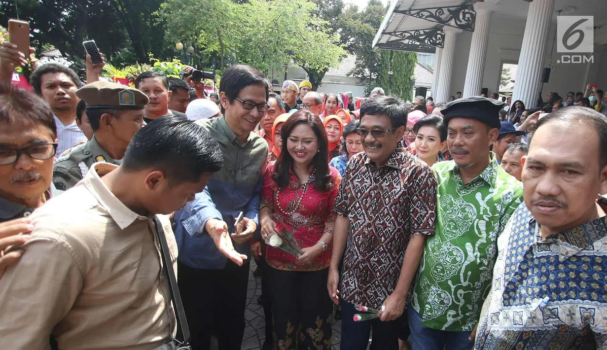 Suasana perpisahan Gubernur DKI Jakarta Djarot Saiful Hidayat di Balaikota DKI Jakarta, Minggu (15/10). Pelepasan Djarot berlangsung meriah dengan iring-iringan delman serta sambutan masyarakat. (Liputan6.com/Immanuel Antonius)